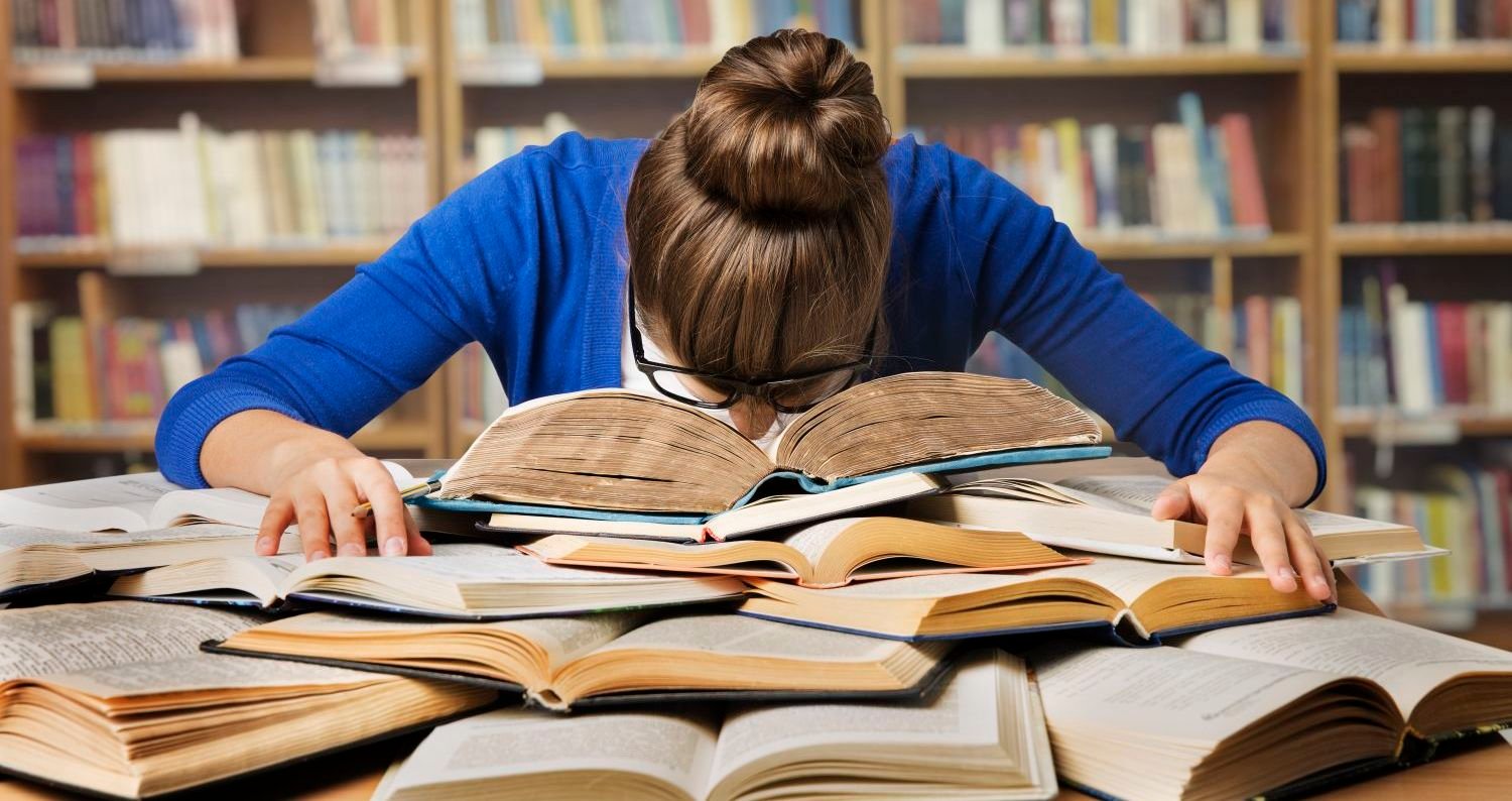 Candidato estudando sem direção
